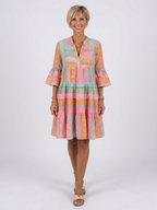 Maelle | Sukienka z geometrycznym nadrukiem, dekolt w serek, warstwowa, do kolan