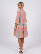 Maelle | Sukienka z geometrycznym nadrukiem, dekolt w serek, warstwowa, do kolan