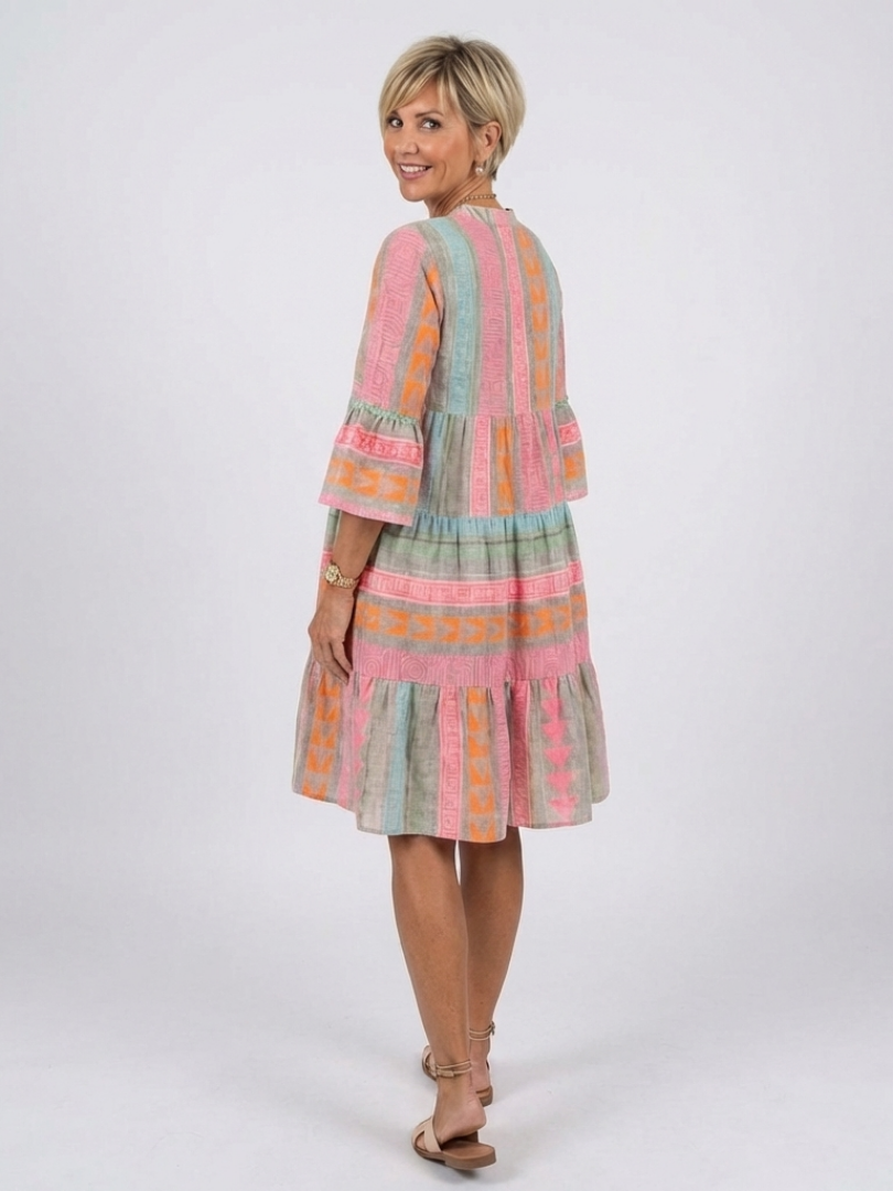 Maelle | Sukienka z geometrycznym nadrukiem, dekolt w serek, warstwowa, do kolan