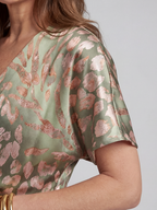 Coralie | Sukienka midi z dekoltem w serek i skręconym pasem