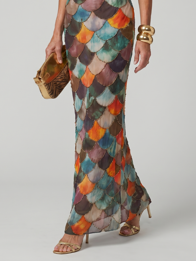 Larkin | Dopasowana Maxi Sukienka w Wielokolorowy Wzór Skali