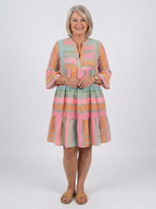 Maelle | Sukienka z geometrycznym nadrukiem, dekolt w serek, warstwowa, do kolan