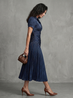 Theodora | Sukienka midi z plisowanym pasem i paskami