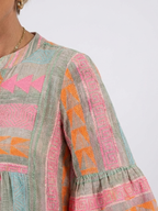 Maelle | Sukienka z geometrycznym nadrukiem, dekolt w serek, warstwowa, do kolan