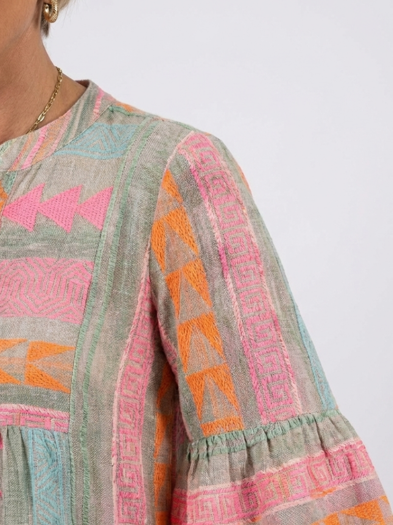 Maelle | Sukienka z geometrycznym nadrukiem, dekolt w serek, warstwowa, do kolan