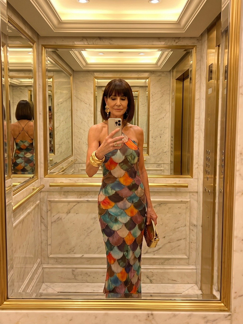 Larkin | Dopasowana Maxi Sukienka w Wielokolorowy Wzór Skali