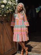 Maelle | Sukienka z geometrycznym nadrukiem, dekolt w serek, warstwowa, do kolan