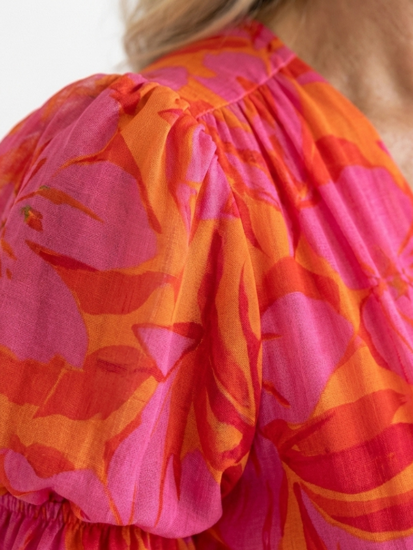 Wierzba | Kwiatowa Sukienka Midi z Dekoltem w Serek i Bufiastymi Rękawami