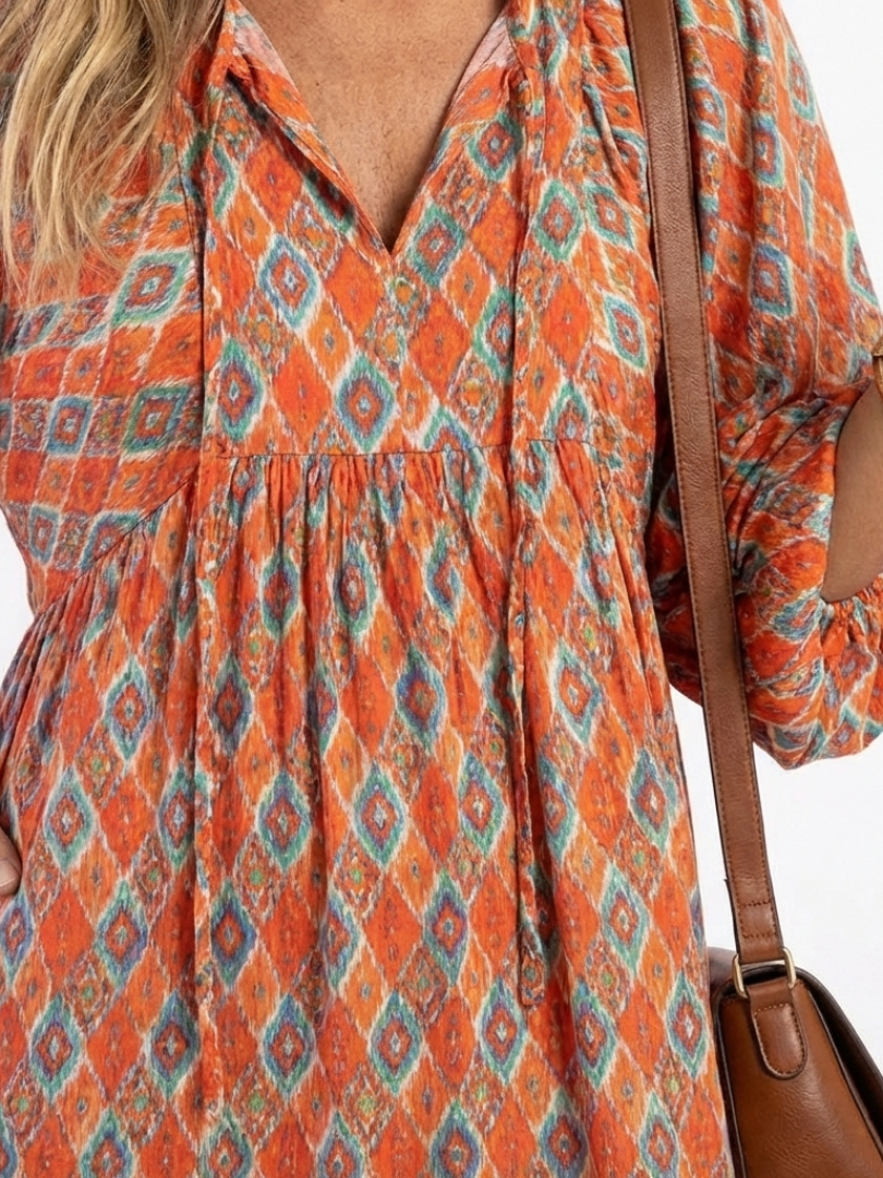 Amara | Sukienka midi z geometrycznym nadrukiem i dekoltem w serek