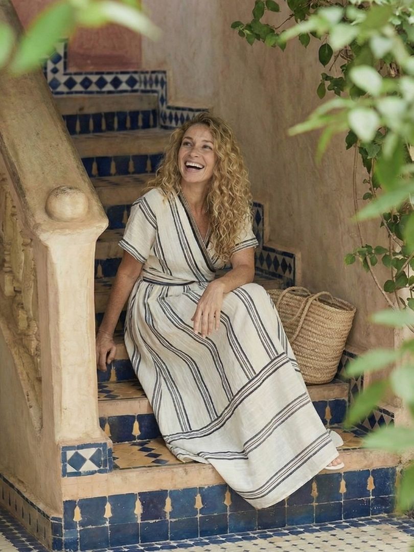 Thalassa | Midi sukienka z dekoltem w serek i krótkim rękawem