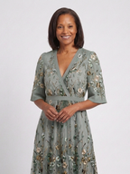 Evadne | Kwiatowa Sukienka Maxi z Dekoltem w Szpic i Krótkim Rękawem