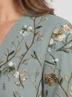 Evadne | Kwiatowa Sukienka Maxi z Dekoltem w Szpic i Krótkim Rękawem